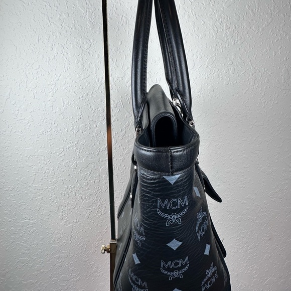 MCM VISETOS TOTE BLACK BAG/CHARM LOGO - Picture 3 of 13